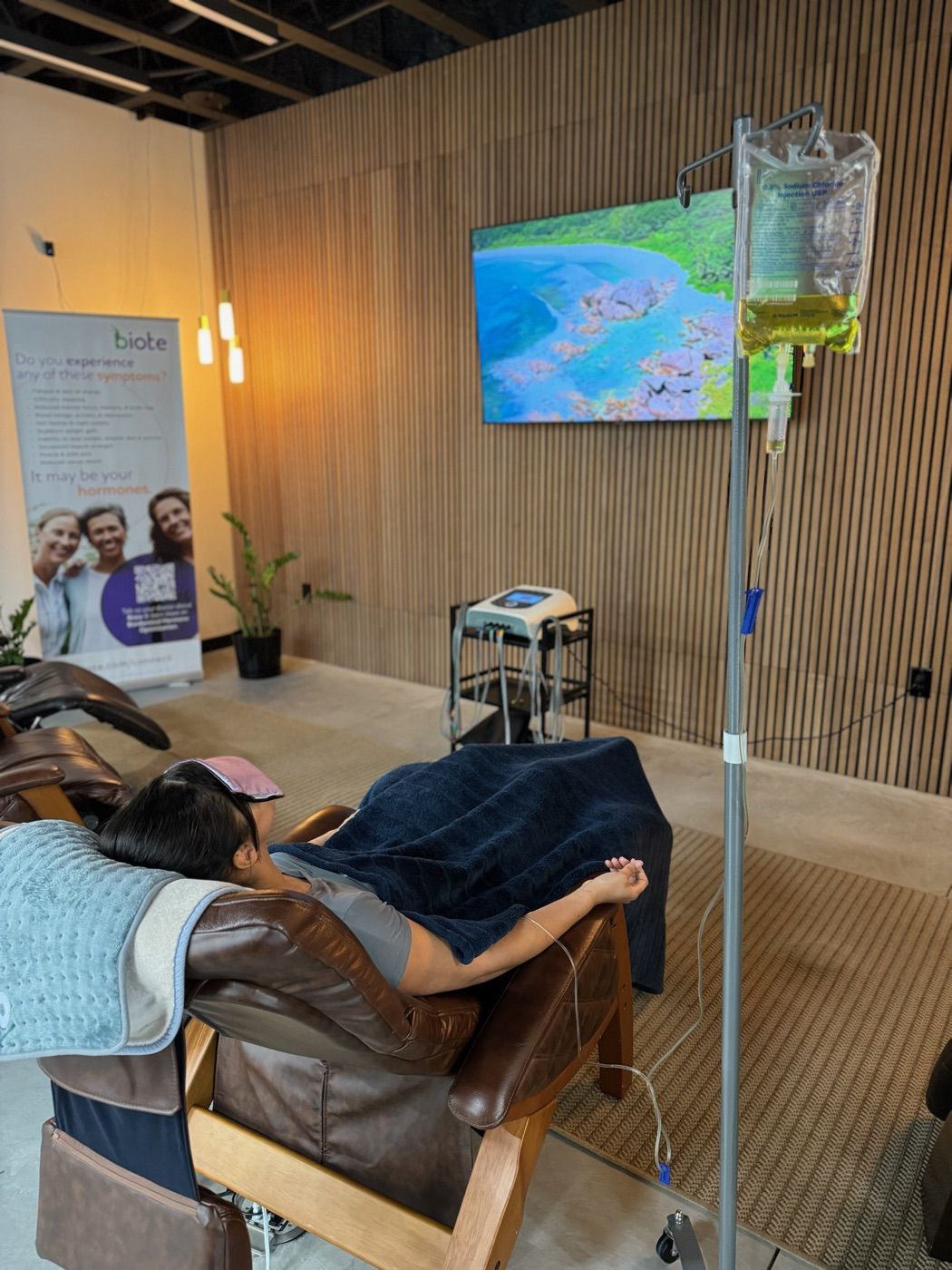 A patient relaxing in the IV lounge at Mana Wellness